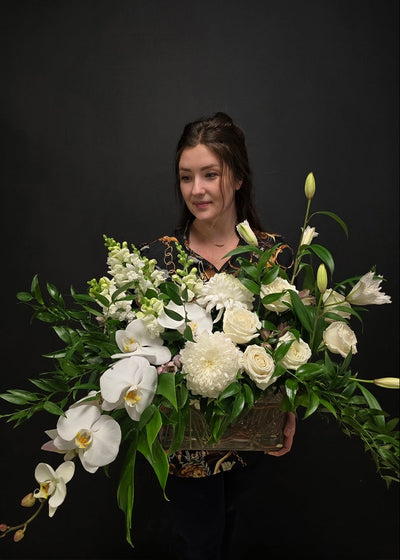 large bouquet of white flowers orchids, roses, commercials, Italian ruskus, lily, snapdragon, pom, daisy, playa blanka Ecuador, vase, curly willow