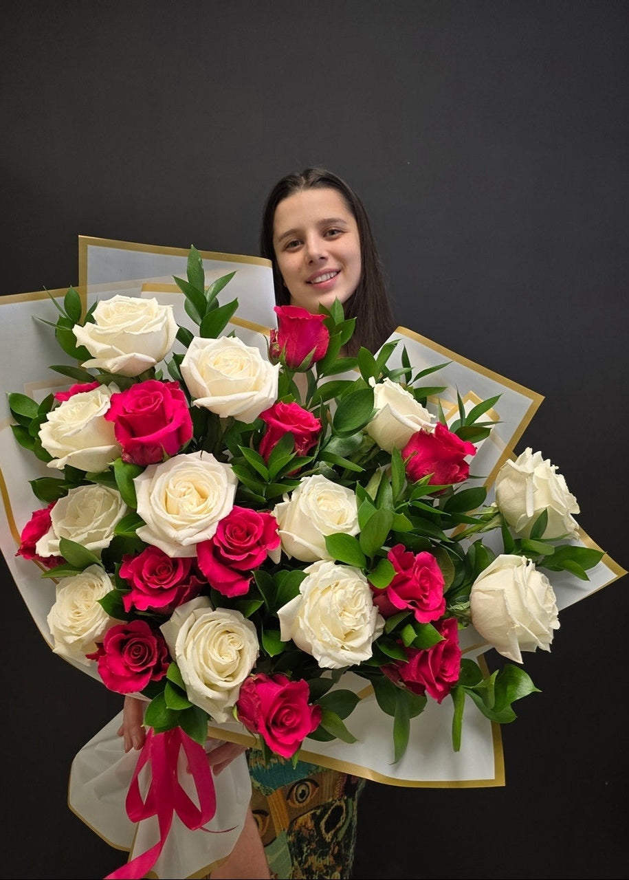 Two Dozen Mixed Roses – Bouquetino